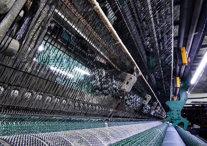 The knitting machine is weaving netting products
